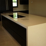 Isla en encimera de cocina. Silestone Tigris Sand.