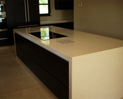 Isla en encimera de cocina. Silestone Tigris Sand.